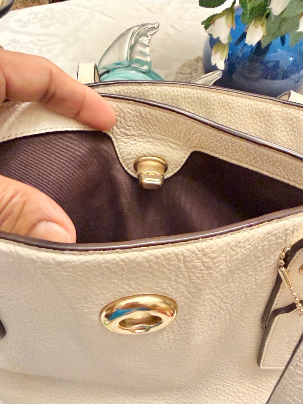 Coach Large Cream Leather Tote With Turnlock Feature - Picture 3 of 12